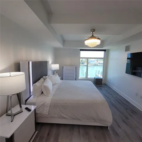 Primary w/ ensuite bath