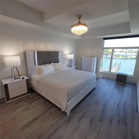 Primary w/ ensuite bath