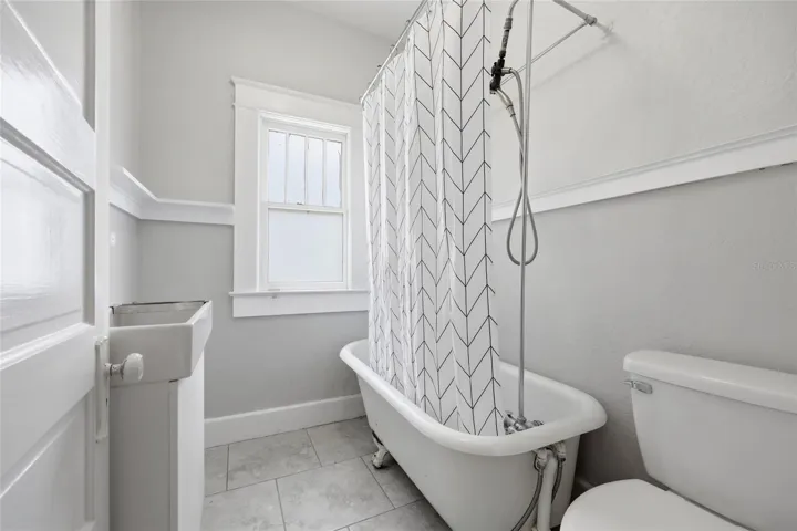 Full guest bath