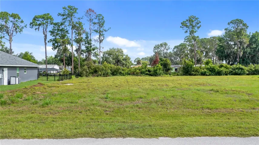 12045 Eagle Point Ct. Leesburg 34788 Vacant Residential Waterfront canal lot off of Lake Eustis FOR SALE