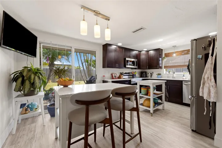 Overlooking island to enjoy your meals or beverages