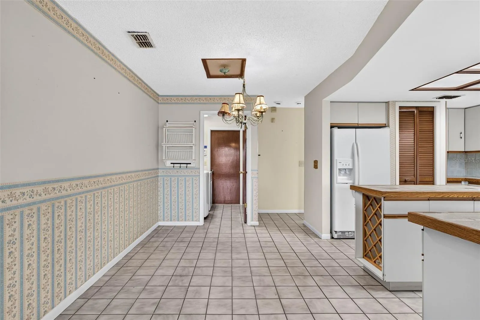 eat-in kitchen