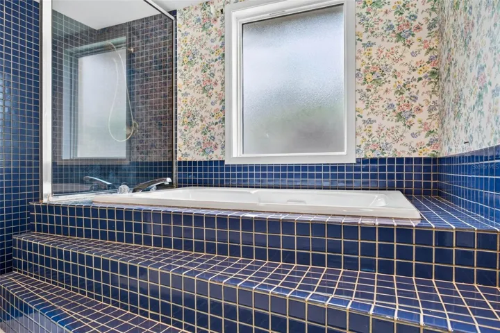 soaking tub