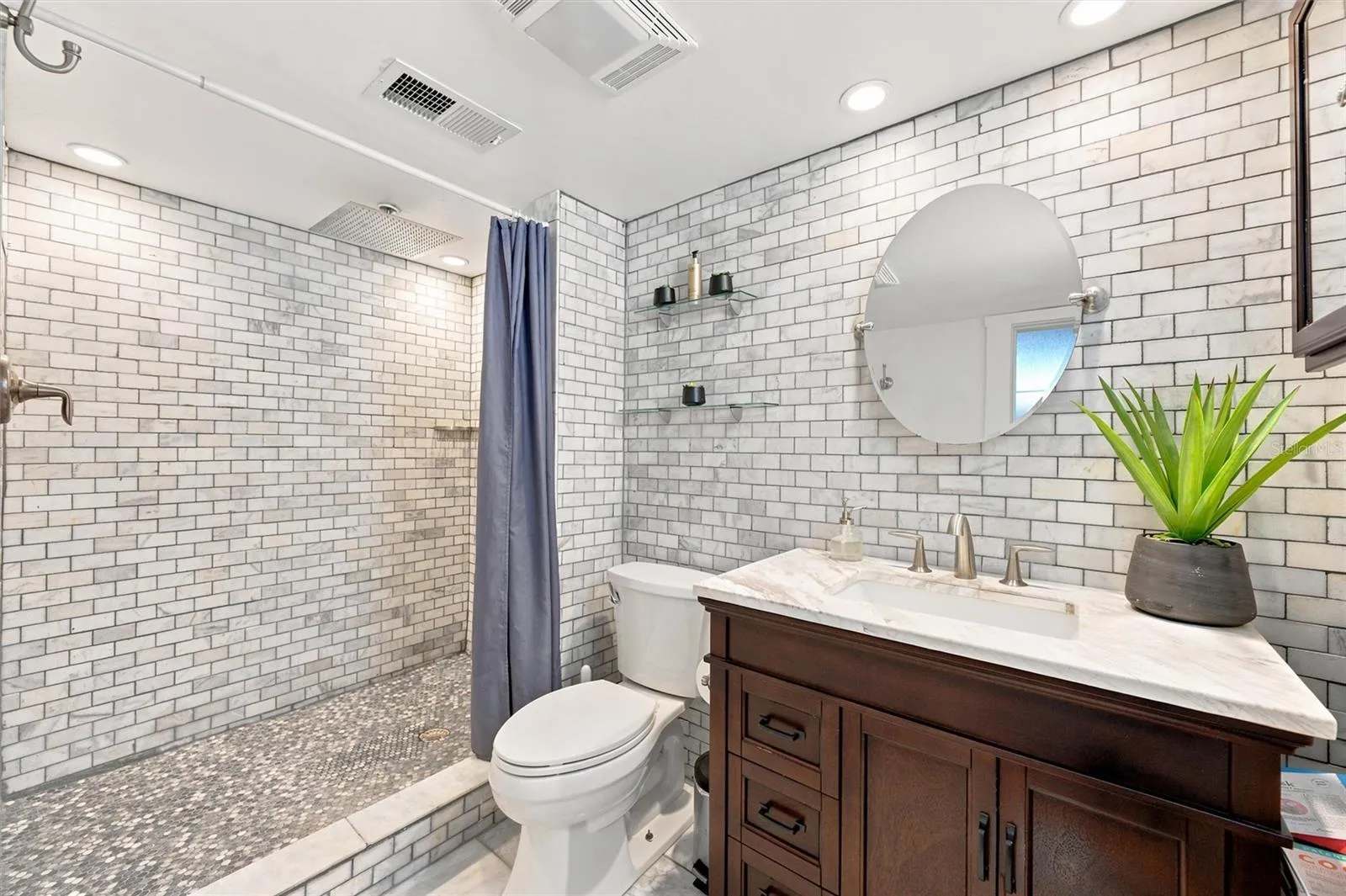 Master en-suite bathroom