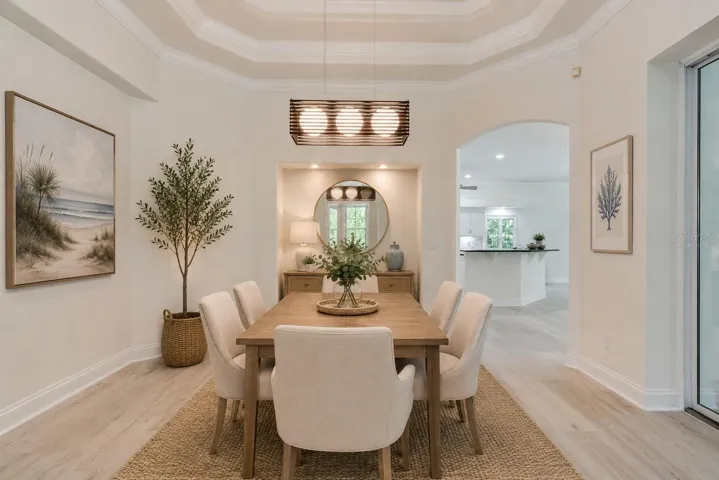 Virtually Staged Din ing Room