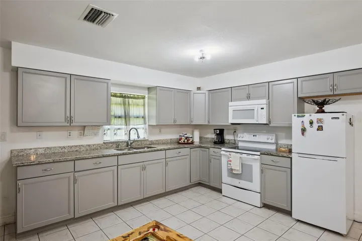 Large Kitchen with upgraded cabinets and counter top