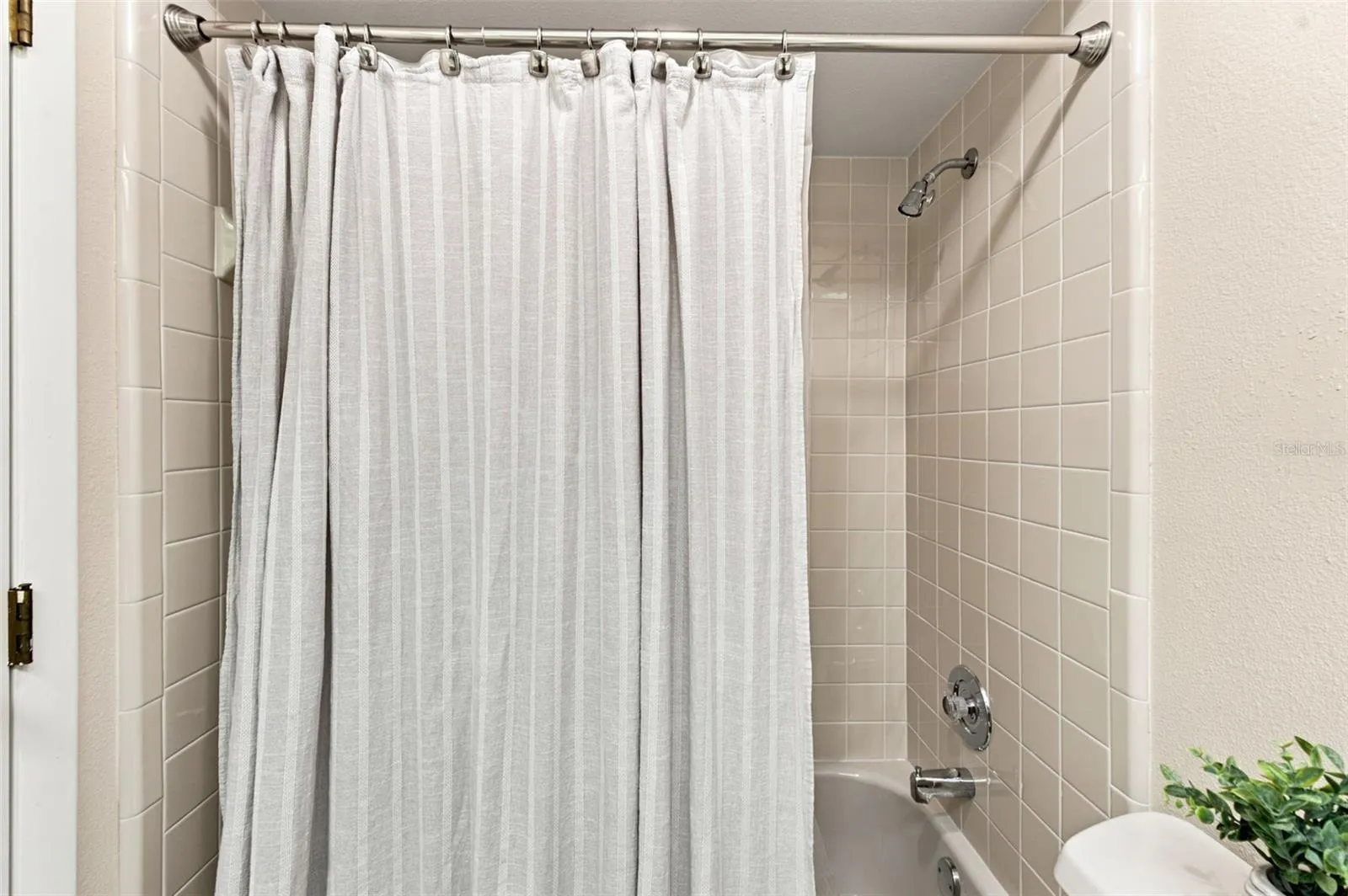 Guest bathroom tub/shower combo.