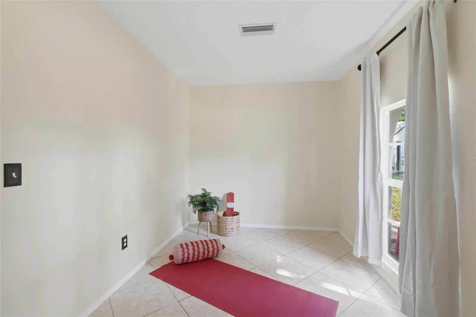 Bonus room off the primary bedroom with unlimited possibilties.