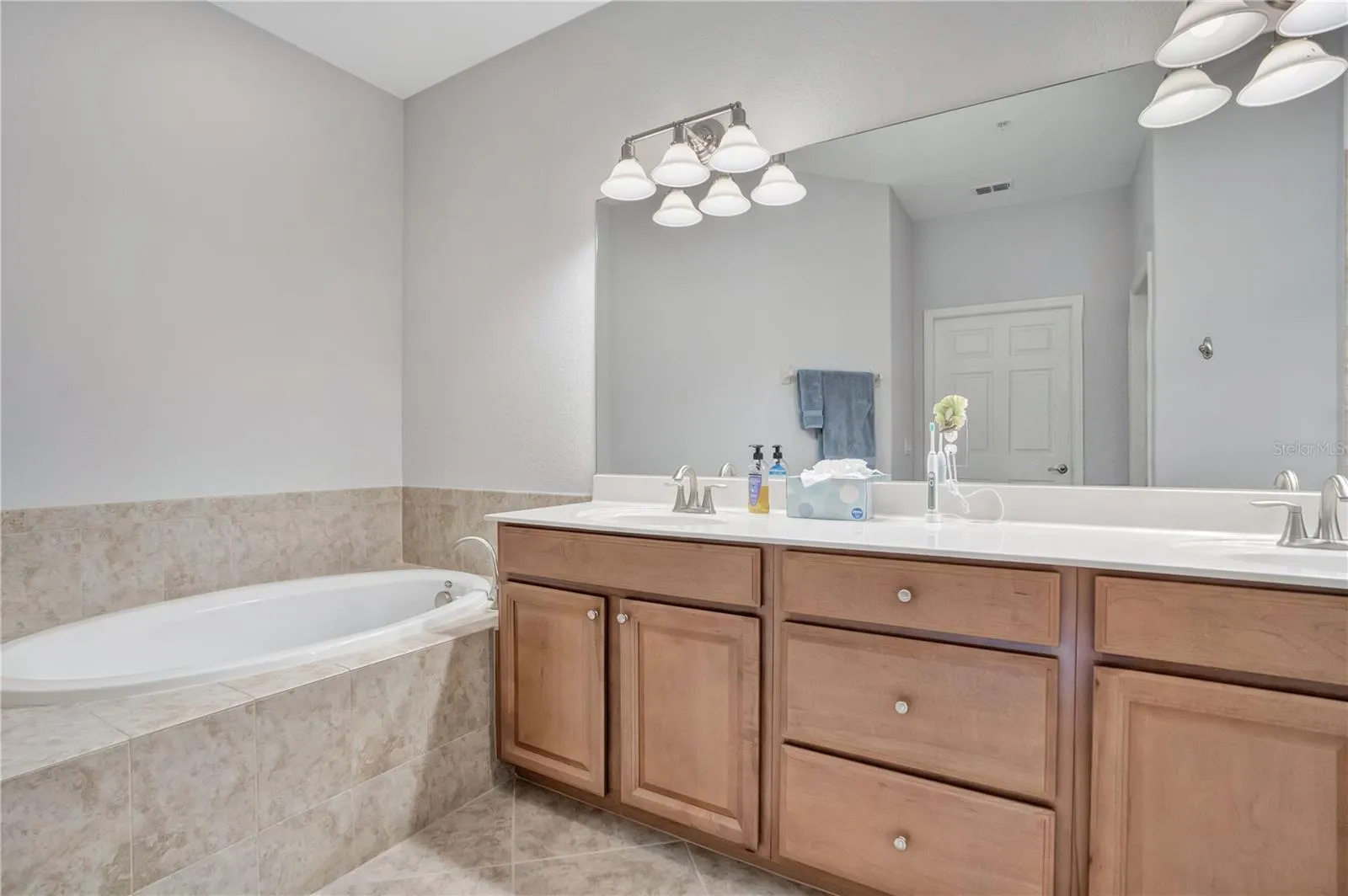 Double sinks, Tub