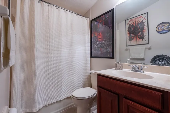 upstairs full bathroom en suite