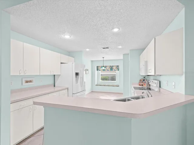 Kitchen with Breakfast Bar