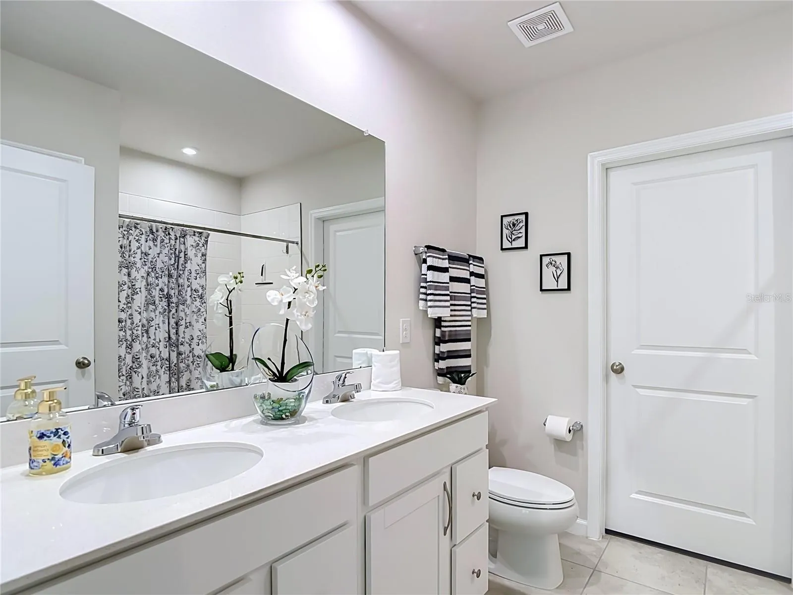 Primary Bathroom w/Dual Sinks &amp; Walk-In Shower