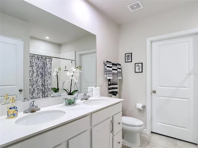Primary Bathroom w/Dual Sinks &amp; Walk-In Shower