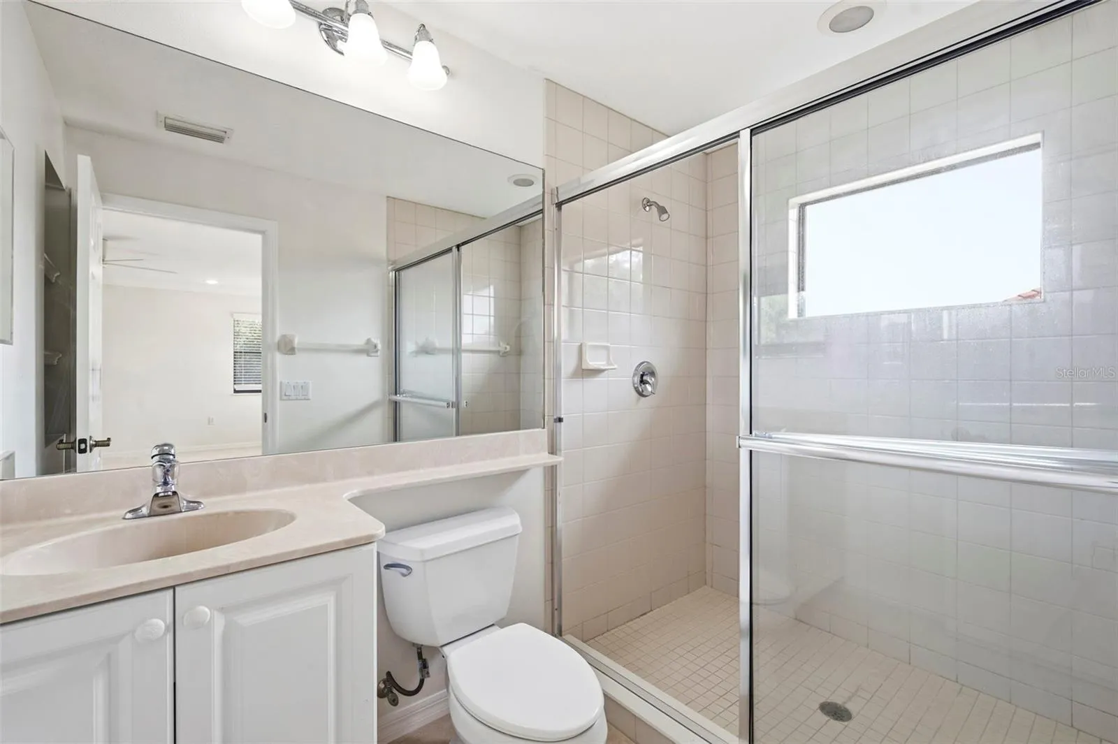 Upstairs full bathroom.
