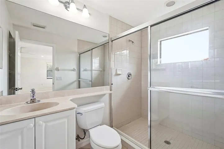 Upstairs full bathroom.
