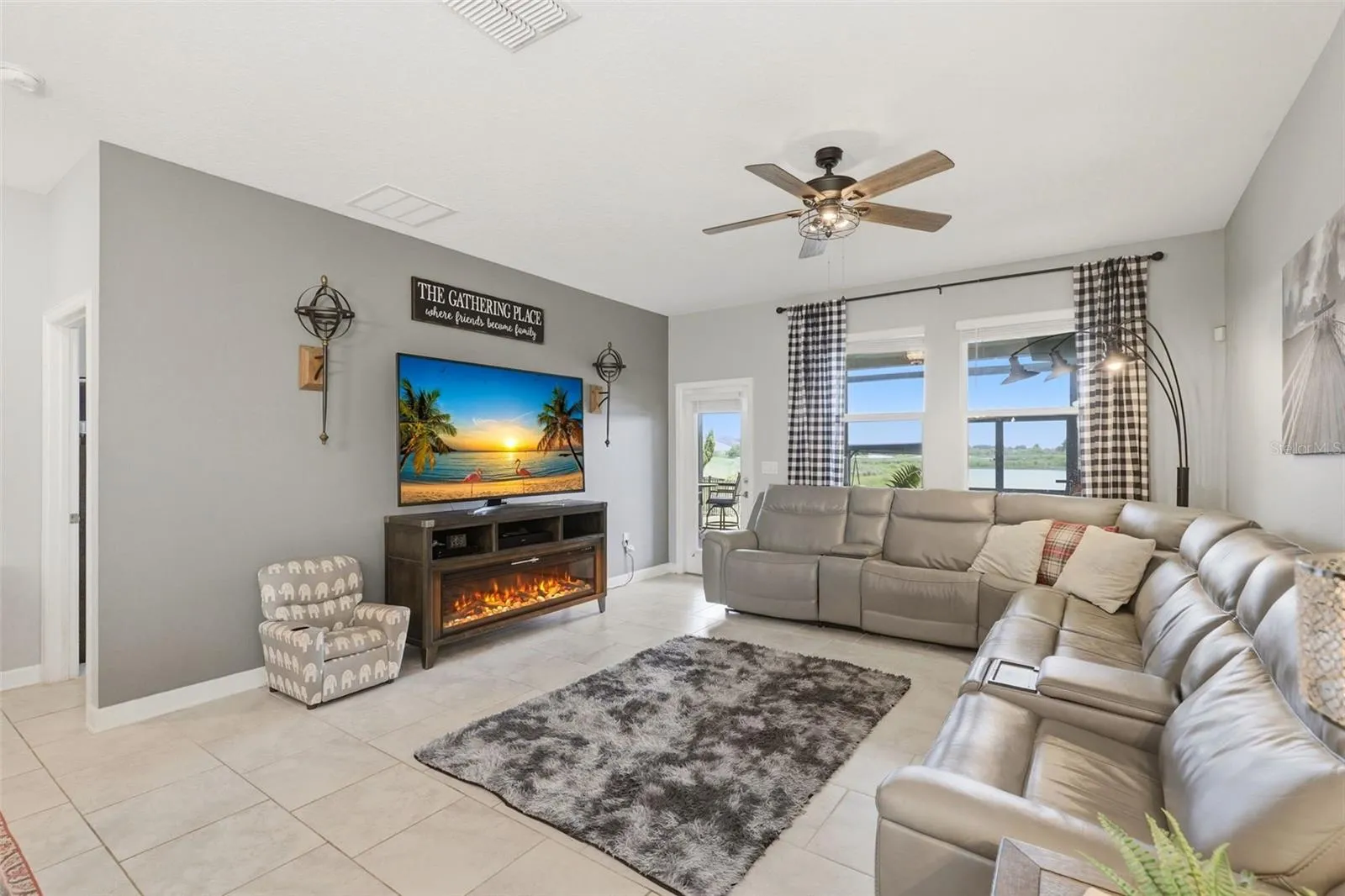 Living room looking out to Lanai from right