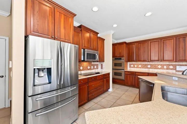 Upgraded stailess steel appliances.
