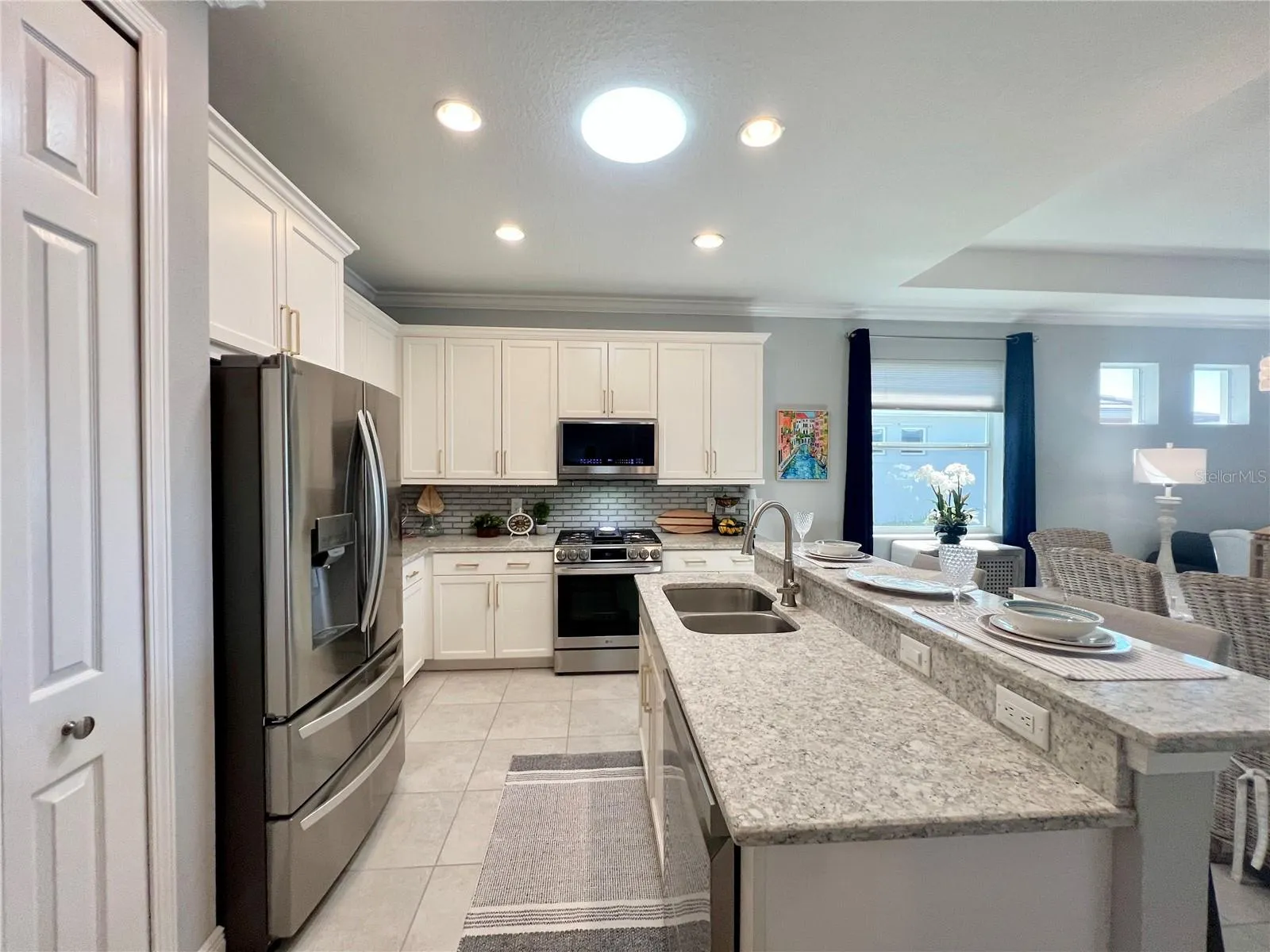 Modern Kitchen with LG Appliances, Gas Cooktop, Eat in Kitchen, Dining Area, Living Room and a Fabulous View!