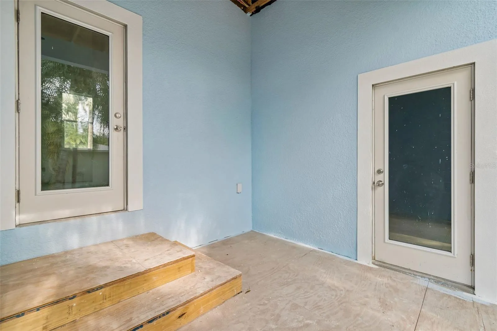 garage door, breezway, back door entry