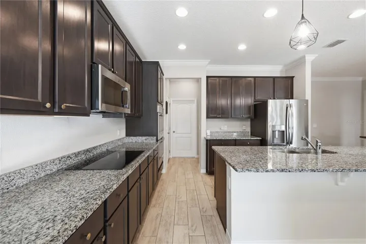 Great Counter Top and Cabinet Space