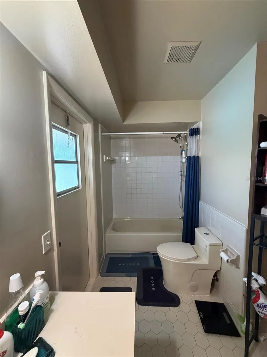 guest/pool bath