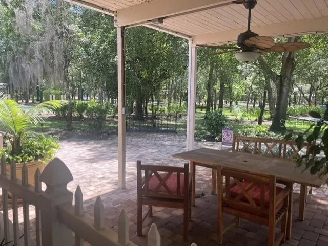 Sitting area near courts