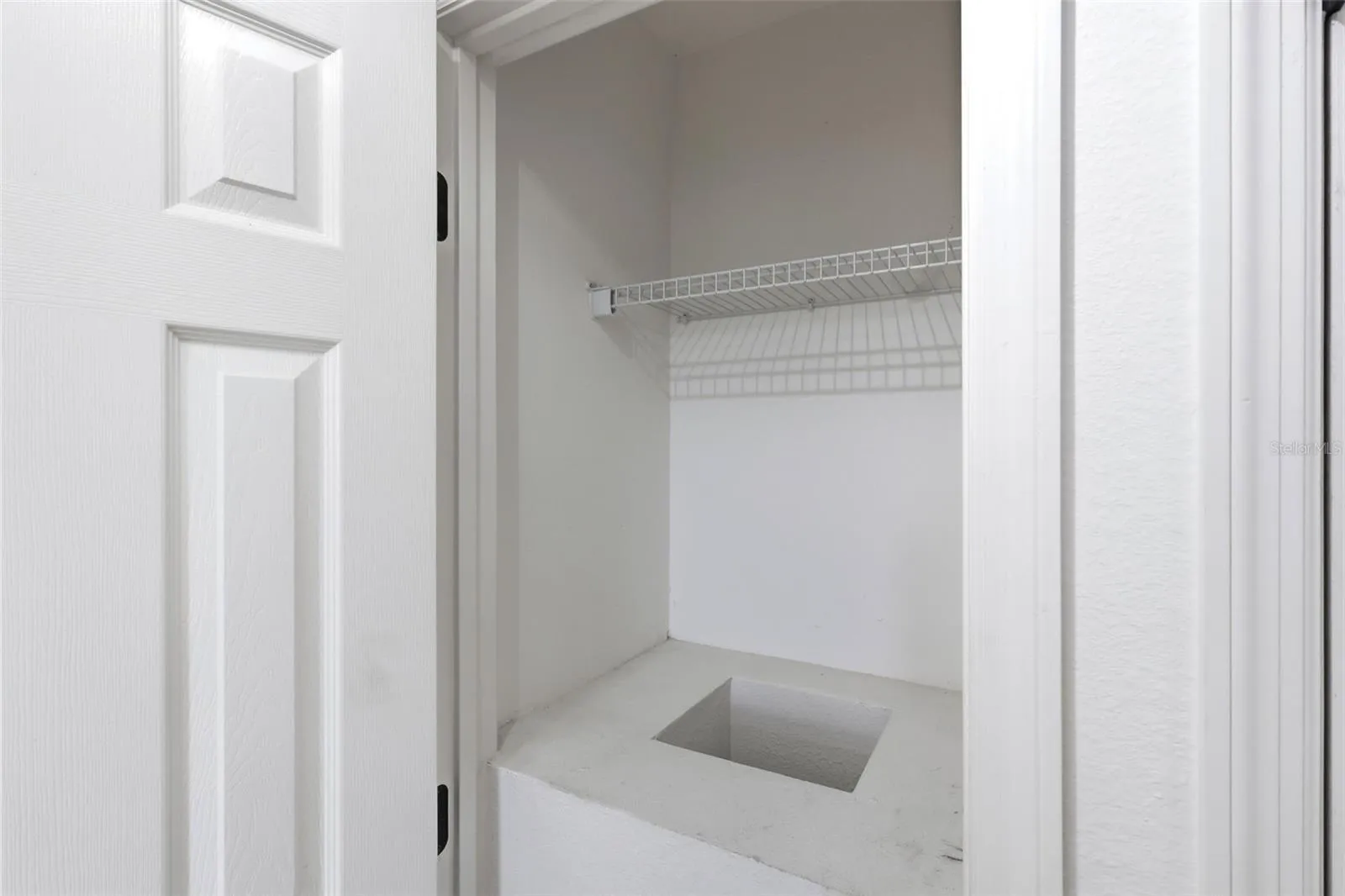 LAUNDRY CHUTE