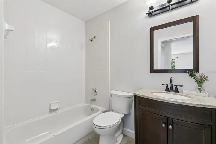Guest Bath 1 (1st Floor)