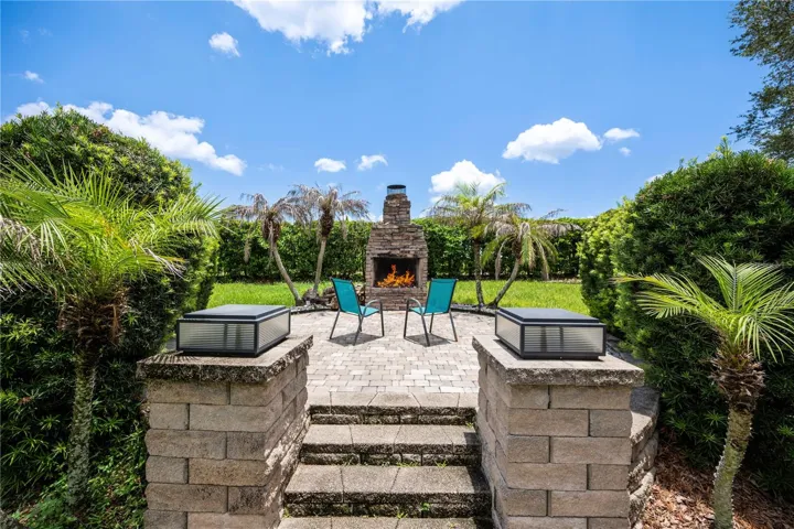 Create unforgettable evenings under the stars by the outdoor fireplace.