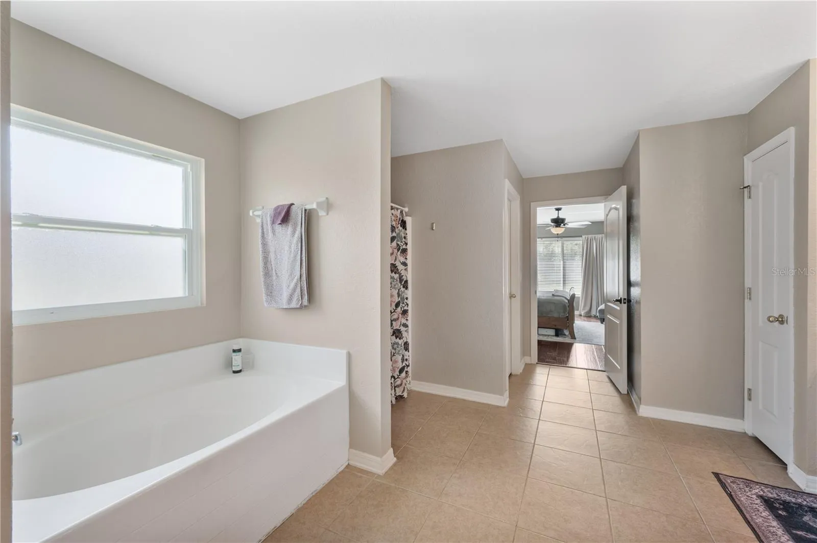 Primary suite garden tub, & linen closet