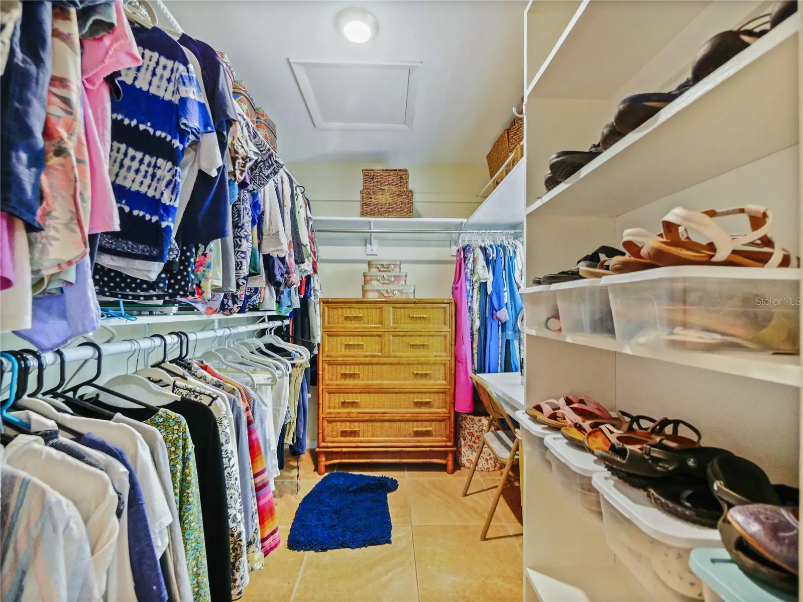 MASTER / WALK-IN CLOSET
