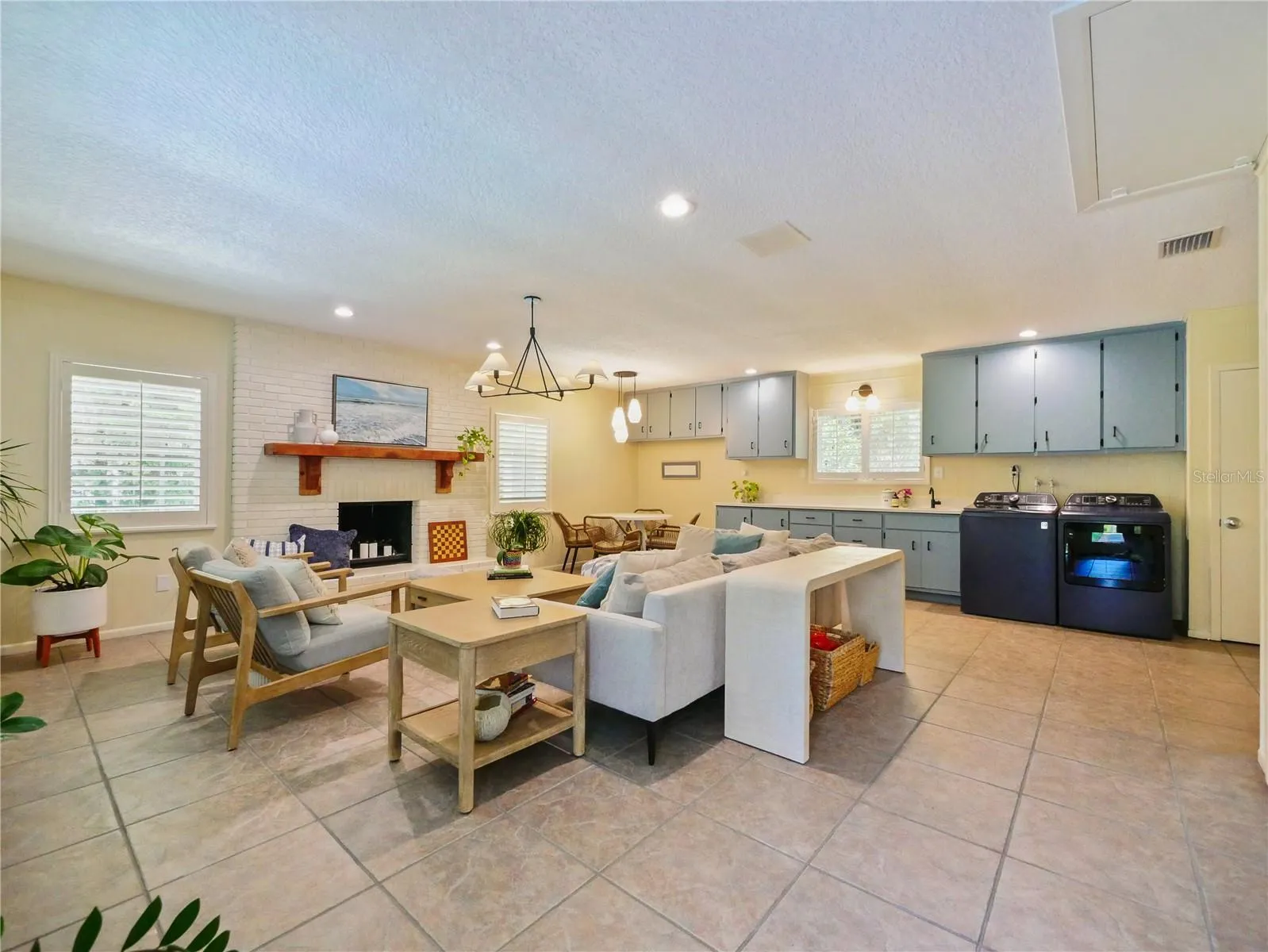 BONUS ROOM / FIREPLACE