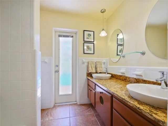 BATH 2 / DOUBLE VANITY