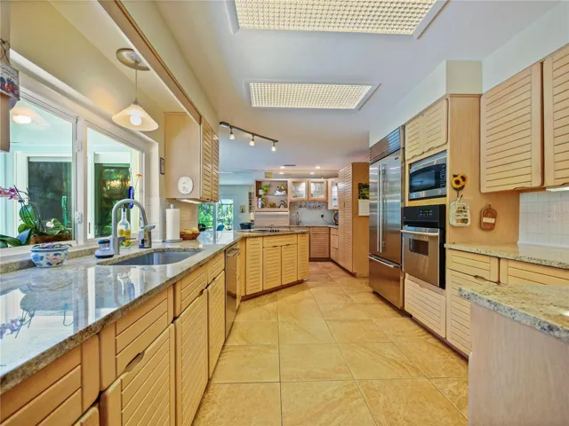 KITCHEN / GRANITE COUNTERTOPS