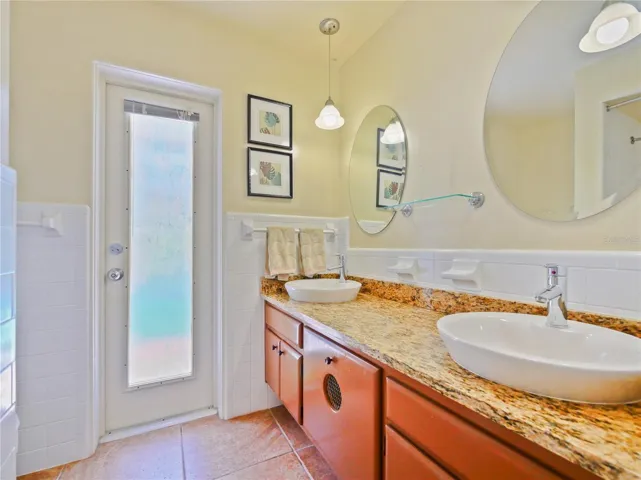 BATH 2 / POOL BATH