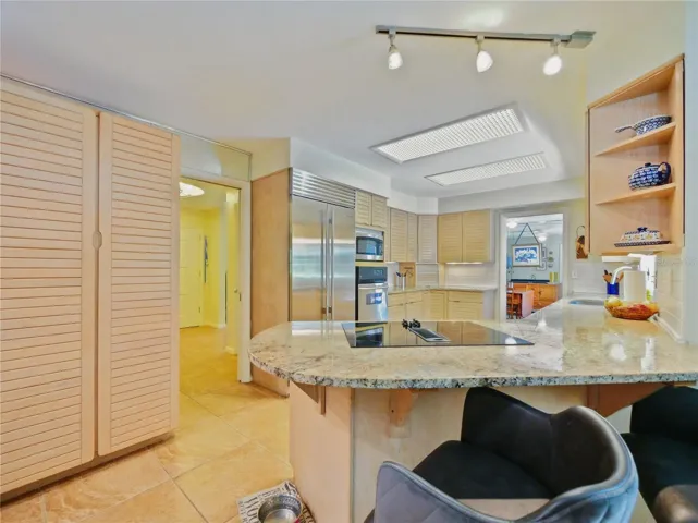 KITCHEN / STAINLESS STEEL APPLIANCES