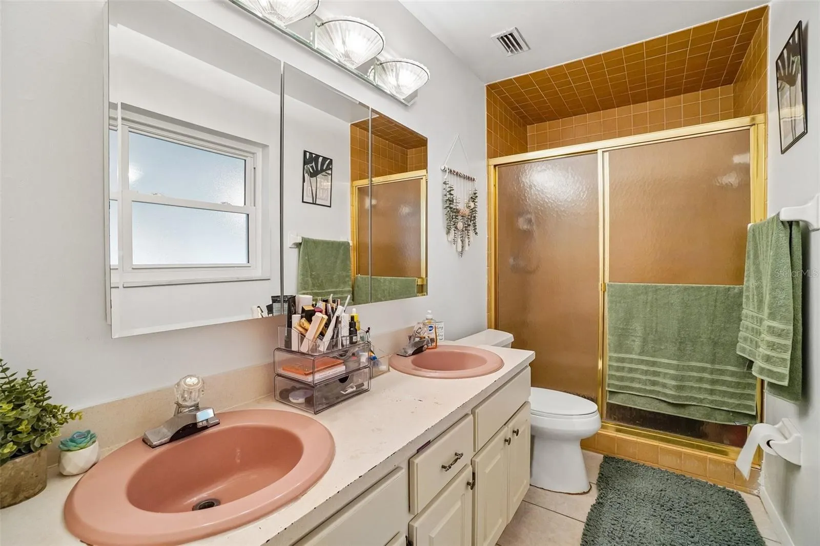 Dual Sinks &amp; 3 Mirrored Storage Doors