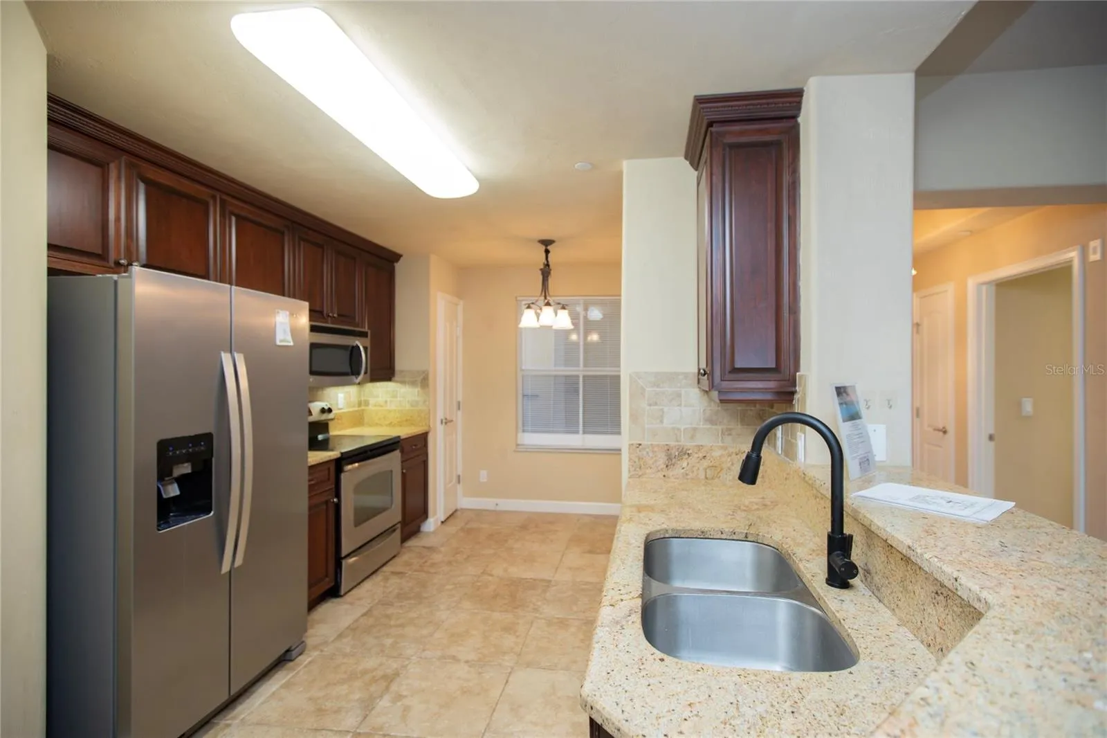 GRANITE COUNTERS, WOOD CABINETRY, DINING NOOK, BREAKFAST BAR