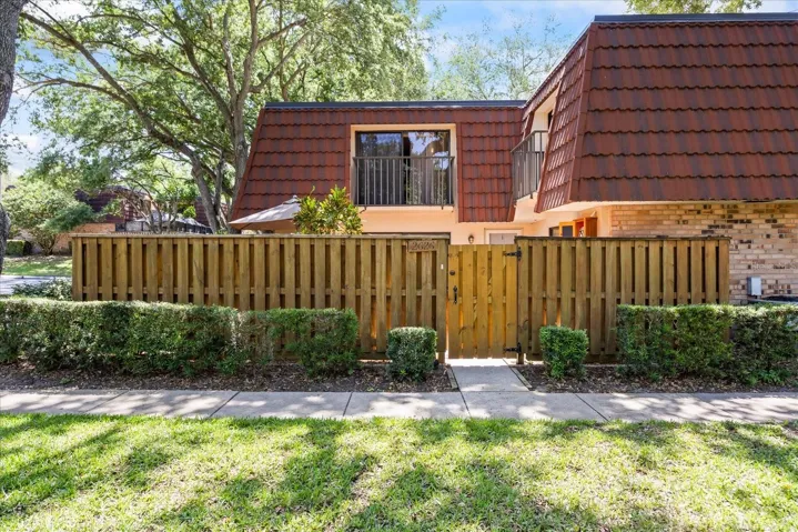 Welcome to your private oasis located in the Wedge Wood Community of beautiful Palm Harbor!