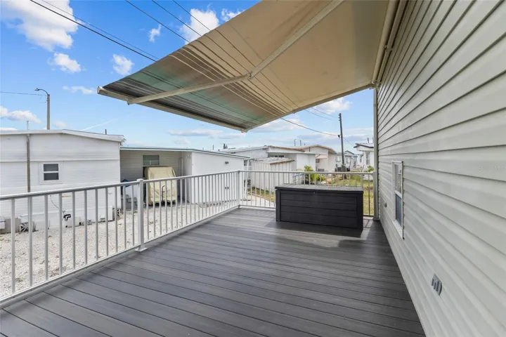 BACK DECK WITH RETRACTABLE SUNSHADE