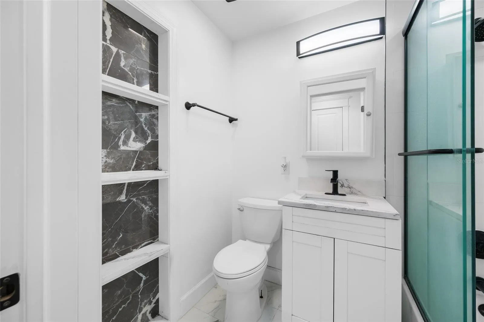 Upstairs Full Bathroom
