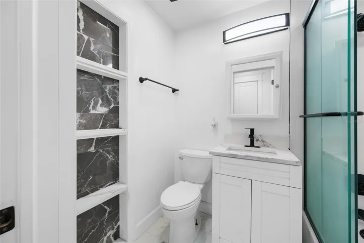 Upstairs Full Bathroom