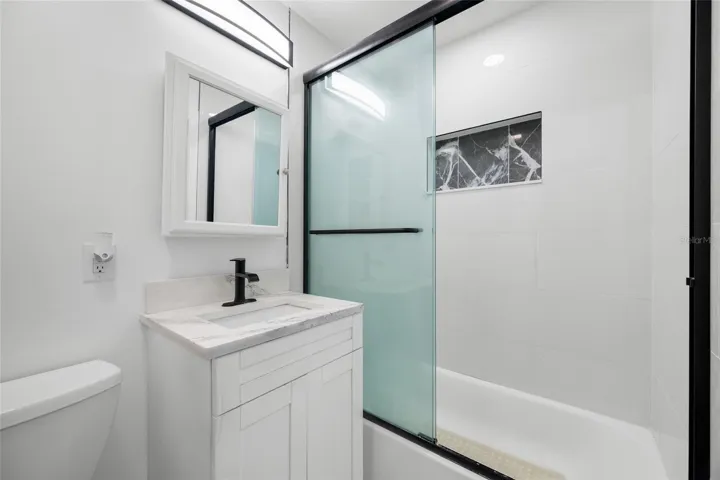 Upstairs Full Bathroom