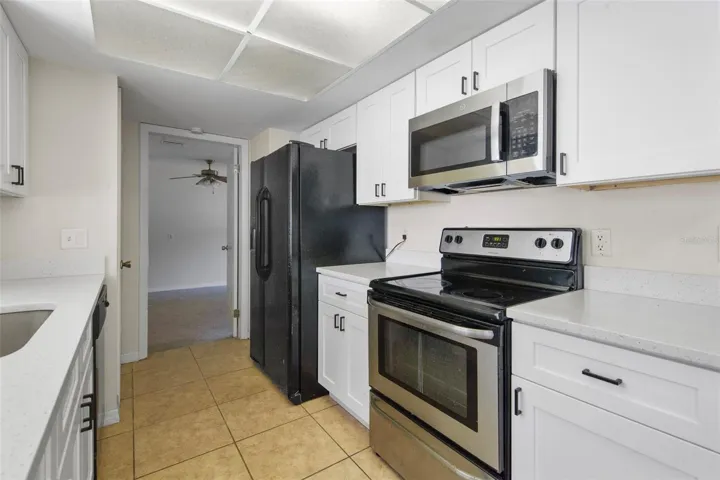 Black/stainless appliances