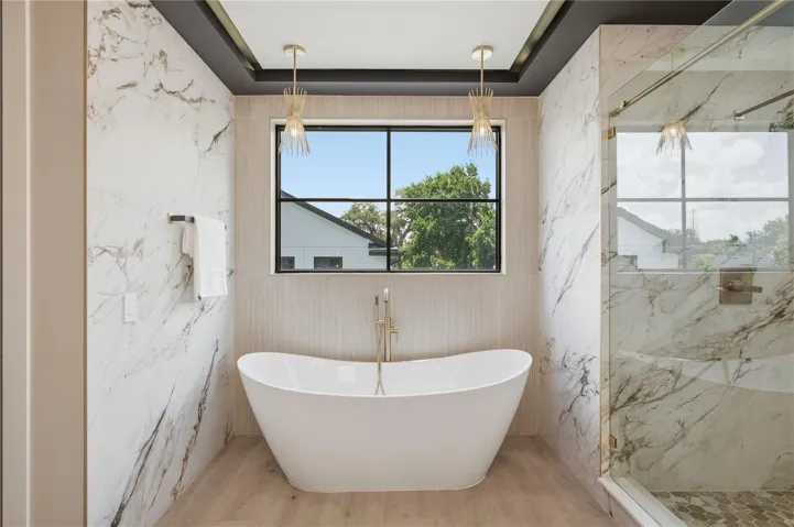 Master-bathropm-Tub-Nook