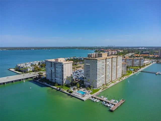 Dreaming of vacation everyday? This is it! Starting with the coveted SW waterfront views from the highly desired Essex Building 4.