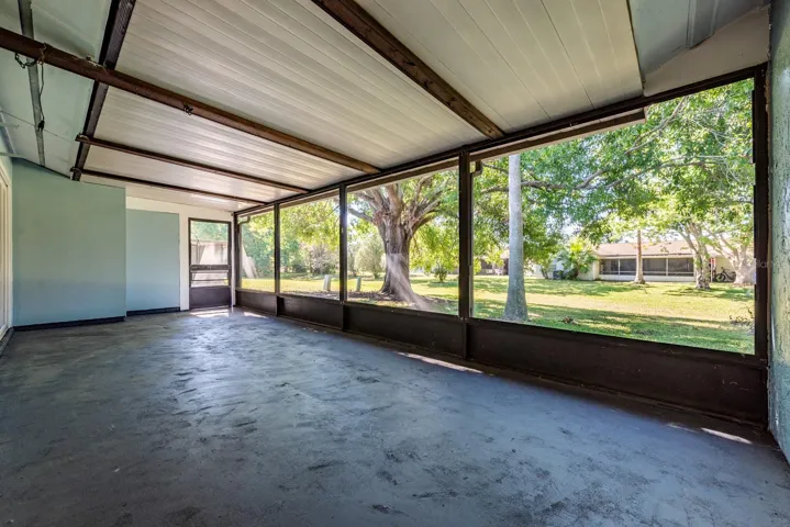 Large screened lanai.