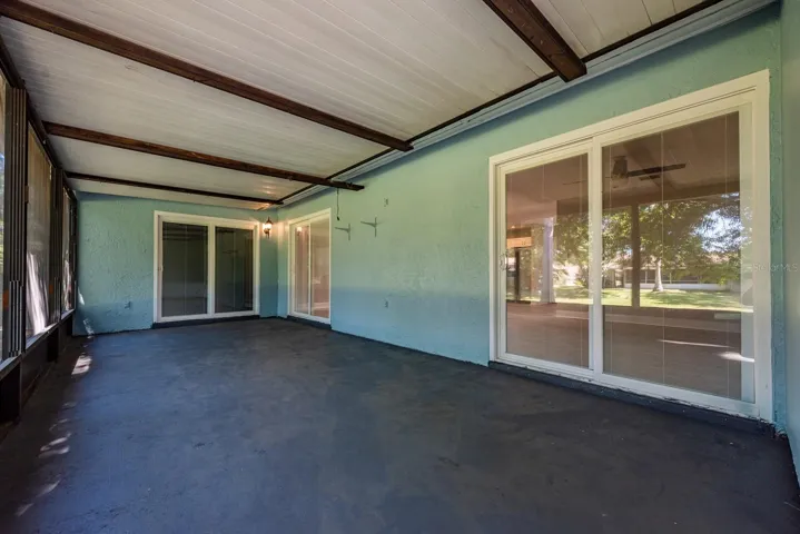 Large screened lanai.