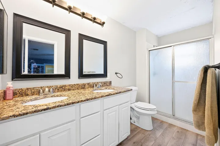 Primary en-suite bath.