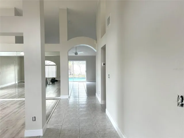 Nice open plan great rm. in front and open family rm/kitchen in rear.